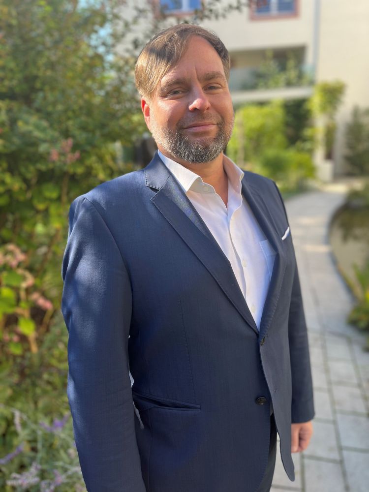 Manuel Müller, Nachtportier des Rezeptionsteams im Wein- und Seminarhotel Kaisergarten Deidesheim/ Pfalz