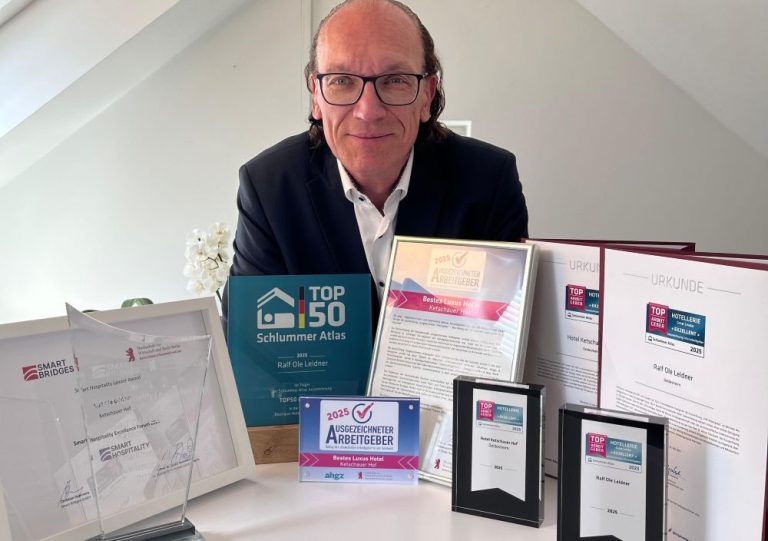 Ole Leidner, Geschäftsführer der Ketschauer Hof GmbH sahnt ab: Preis zum "Ausgezeichneten Arbeitgeber 2025" / "TOP-Arbeitgeber" in der Kategorie Hotellerie / "Great Leader" / "Smart Hospitality Leader Award"