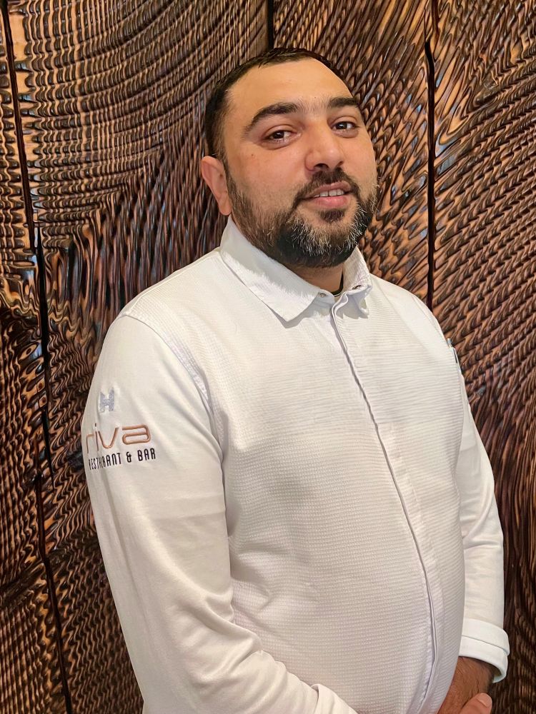 Filip Slavov, breakfast assistant at the RIVA restaurant in the Hotel Kaisergarten Deidesheim/Palatinate.