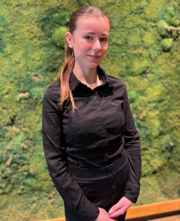 Jan-Erik, Auszubildender ReVa, im Restaurant RIVA