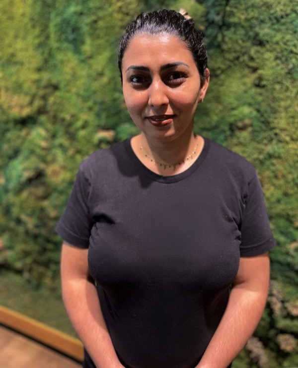 Katya Slavova, dishwasher at the RIVA restaurant in the Kaisergarten wine and seminar hotel in Deidesheim, Palatinate