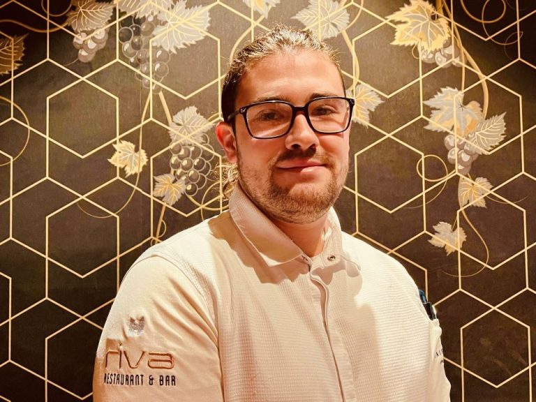 Florian Fiedler, Demichef de Partie, in the RIVA kitchen. The RIVA restaurant is located in the Kaisergarten wine hotel in Deidesheim/Pfalz.