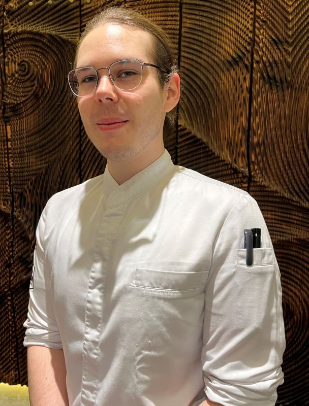 Sören Kaiser, Demichef de Partie, in the RIVA kitchen. The RIVA restaurant is located in the Kaisergarten wine hotel in Deidesheim/Pfalz.